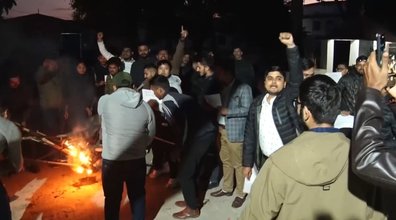 अनेरास्ववियुले मसाल जुलुस निकाल्दै भन्यो ‘मुठभेड निम्त्याउने खेल किमार्थ स्वीकार्य छैन।