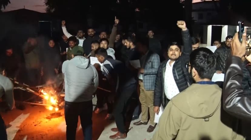 अनेरास्ववियुले मसाल जुलुस निकाल्दै भन्यो ‘मुठभेड निम्त्याउने खेल किमार्थ स्वीकार्य छैन।